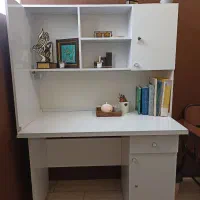 میز تحریر/اداری MDF دست دوم، بسیار تمیز و سالم.