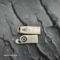 فلش ۳۲ گیگ و یک فلش ۱۶ گیگ