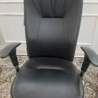 صندلی چرخدار چرمی