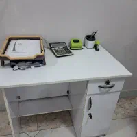 ۴ میز بدون صندلی یکجا بفروش می رسد