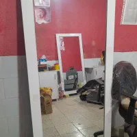 دو عدد صندلی دوتا اینه یه سرشور.|آرایشگاه و سالنهای زیبایی|گالیکش, |دیوار