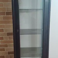 یک عدد بوفه چوبی محکم در حد