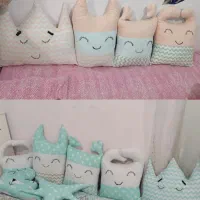 بالش عروسکی کنار تخت