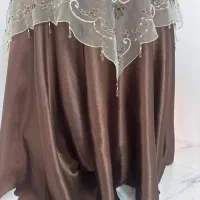 میز گرد همراه با رومیزی