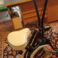 دوچرخه ثابت ورزشیو میز تحریر بزرگ و بسیار تمیز