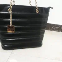 کیف زیبایی است سبک است و بسیار جادار است