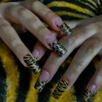 کاشت ناخن و اموزش