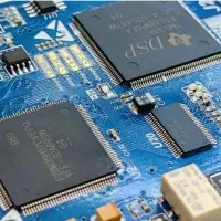 خانم مسلط به مونتاژ برد SMD
