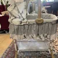 گهواره و تخت کنار مادر