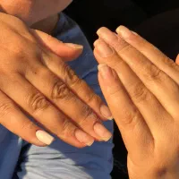 ترمیم و کاشت ناخن دست  توسط هنر جو زیر نظر مربی