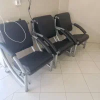 یک عدد میزوصندلی مدیریت سه عدد صندلی دسته دار