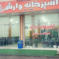 همکارخانم  کار در اشپزخانه