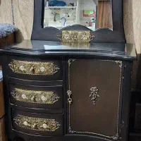 میز و آینه قدی