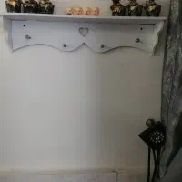 شلف دیواری. همراه با مجسمه ها