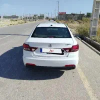 ماشین تمیز تمیز یک دست