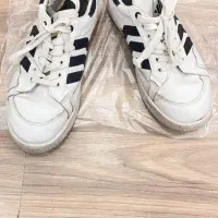 کفش ادیداس و ورنی سایز ۳۹قیمت۱۰۰۰۰۰ت