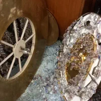 ۲ لوستر برنجی ۸۰ و ۶۰ س۲ دیوار کوب بزرگ کریستال|لوستر و چراغ آویز|تهران, سنائی|دیوار