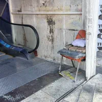 نگهبانی پله برقی