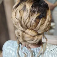 نیازمند مدل موی بلوند