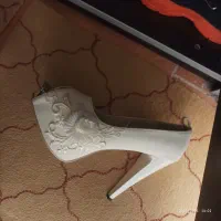 تعدادی کفش در حد دوبار پوشیده شده دونه ای ۷۰۰