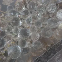 تعدادی گوی آویزی بزرگ و کوچک مخصوص لوستر|لوستر و چراغ آویز|زابل, |دیوار
