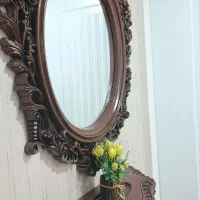 یک عدد آینه با میز آینه دیواری کاملا سالم