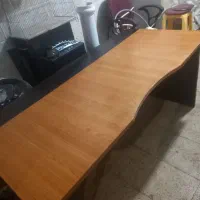 یک عدد میز اداری یا مغازه در حد نو در تصویر فروشی