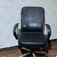 صندلی مدیریتی و کامپیوتر