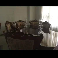 مبل  سلطنتی همراه  با میز ناهار خوری