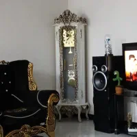 ساعت ایستاده فقط یه شیشه‌اش شکسته