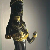 مجسمه زن مصری