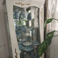 یک عدد میز تلویزیون و یک عدد بوفه