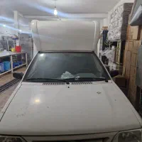 راننده برای پخش شیرینی