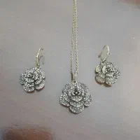 فروش مدال وگوشواره طرح گل بدلیجات