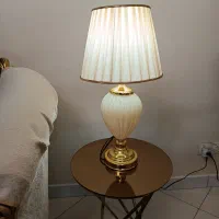 آباژور کنار سالنی و چراغ خواب کنار تختی نو نو