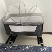 تخت کنار مادر زویه