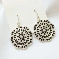گوشواره آویز کوتاه گل نقره ای مشکی