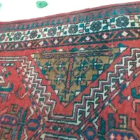 دو عدد فرش یکی دست بافت یکی ماشینی