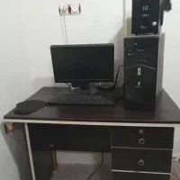 میز تحریر و کامپیوتر