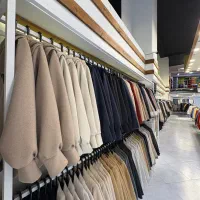 جذب فروشنده خانم در مانتو فروشی