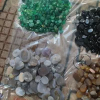 تعدادی سنگ تراشیده ونه تراشیده