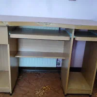 میز مطالعه و کامپیوتر