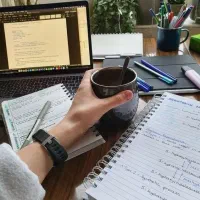 کارشناس فروش و ادمین حرفه ای