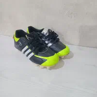 کفش فوتبالی|کیف، کفش، کمربند|صحنه, |دیوار