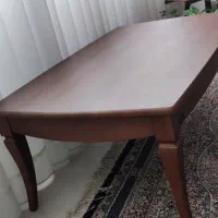 میز جلوی مبلی بزرگ