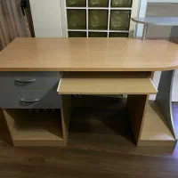 میز تحریر و کامپیوتر