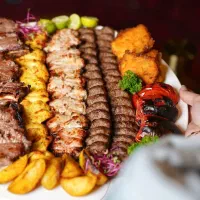 به یک شاطر در کبابی نیازمندیم