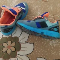 کتانی کشتی. وکتانی بیرون|کیف، کفش، کمربند|بشاریات, |دیوار