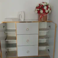 کنسول سفید با نوار طلایی