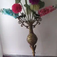گلدان برنزی با گل ها